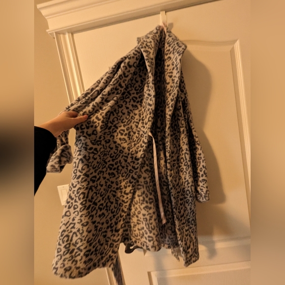 VS - Short grey leopard print fuzzy robe - Picture 4 of 6